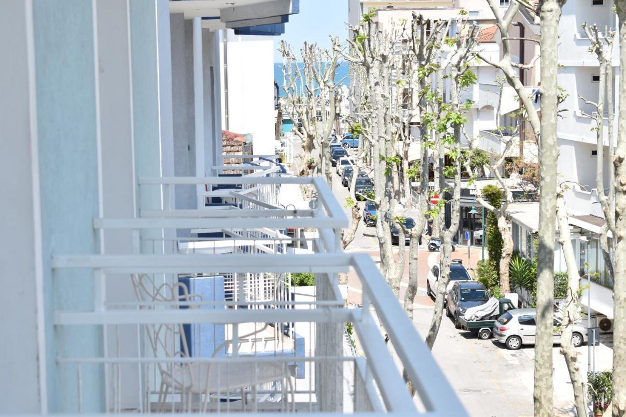 Hotel Ginevra E Residence Cattolica Exteriör bild